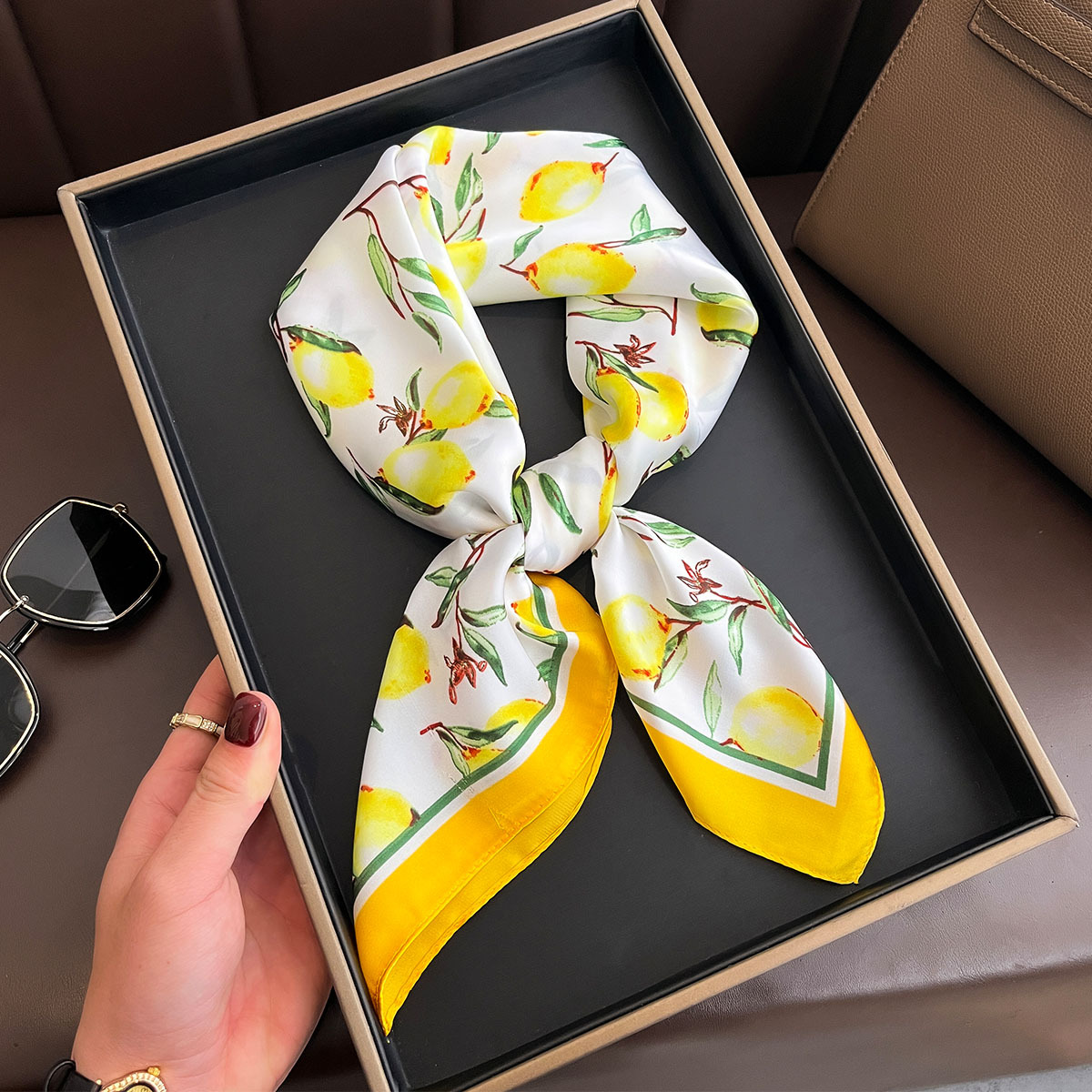 Новинка 2025 года, квадратный  – обзор и цена Scarf Silk Square